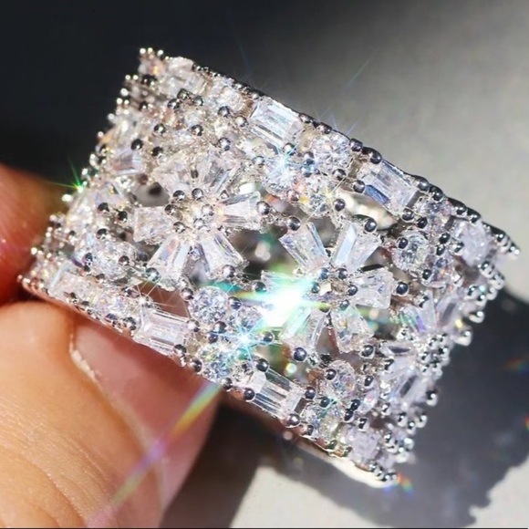 Jewelry - 18CT 925 STERLING SILVER DIAMOND CUSHION RING